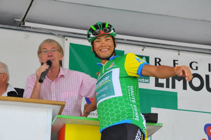 リムザンの人気者、新城幸也(ユーロップカー)が繰り上げでポイント賞ジャージを着て紹介される