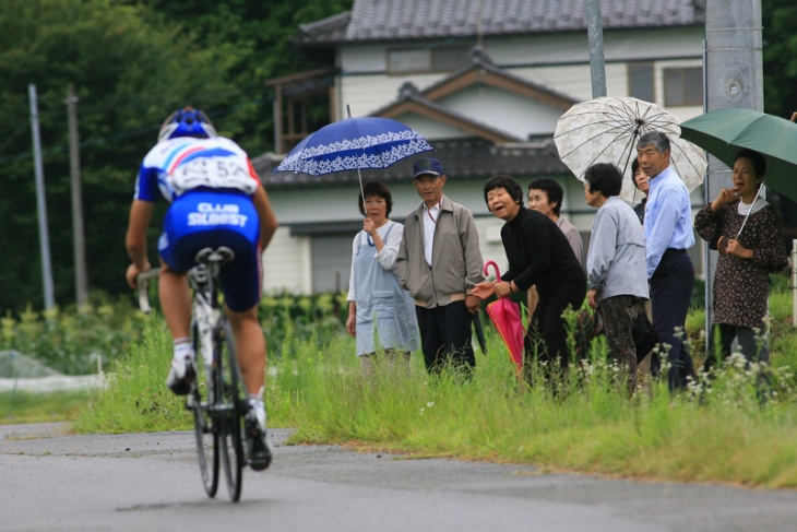 地元の人が応援。宮田村の農道がタイムトライアルコースになった