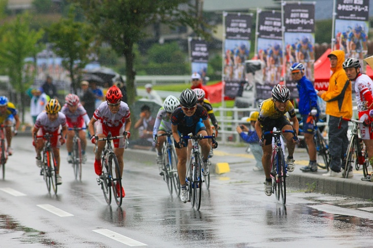 高橋 奈美(Vitesse-Serotta-Feminin)と 西 加南子(LUMINARIA)のゴールスプリントは高橋が写真判定で先着
