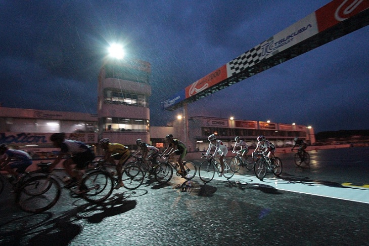 日が沈み、雨が路面を濡らす中を10時間のゴール目指してラストスパート