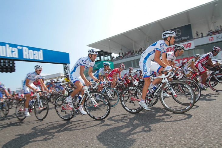 国際ロードがスタート ジェレミー・ロワ(FDJ)らがスズカを走る!