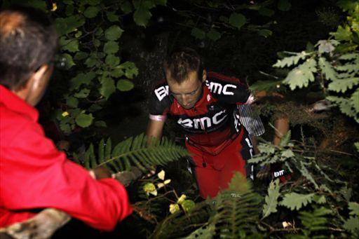 ベンタナの下りで落車し林に突っ込んだカールステン・クローン（オランダ、BMCレーシング）