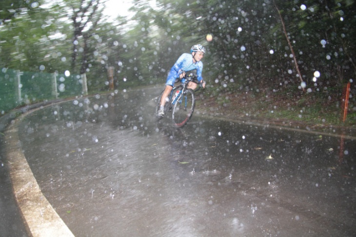 豪雨が襲い、コースには水たまりができた