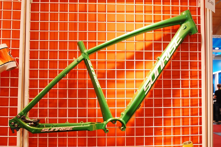 この見慣れないマウンテンバイクのフレームに、みなれないBB周辺の形。むむむ、電気アシスト搭載予定のフレーム？