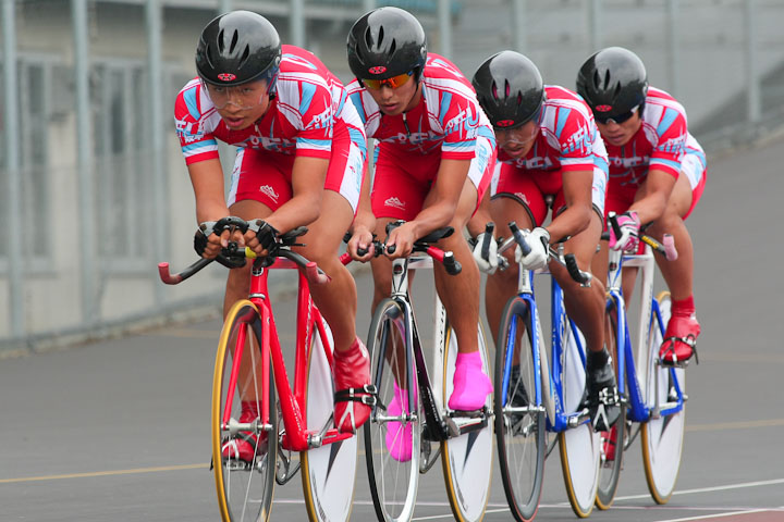 団体追抜き 優勝の岐阜県(高橋、矢野、加藤、橋本)4分29秒578(大会新)