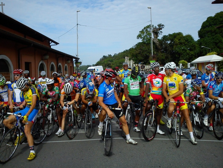 レースのスタートを待つ選手達。様々な地域から選手が集まり、国際色豊かな大会となった