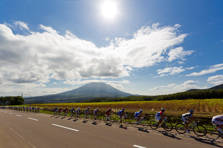 雄大な大地を舞台に繰り広げられるツール・ド・北海道。10年第2ステージより