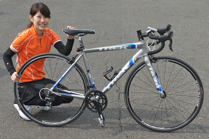 バイクと裏腹に鮮やかなオレンジのウエアが似合う早川さん