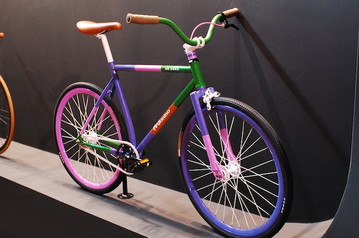 ポップなカラーの今どきスタイル。こういう自転車も一度乗っておきたいよね