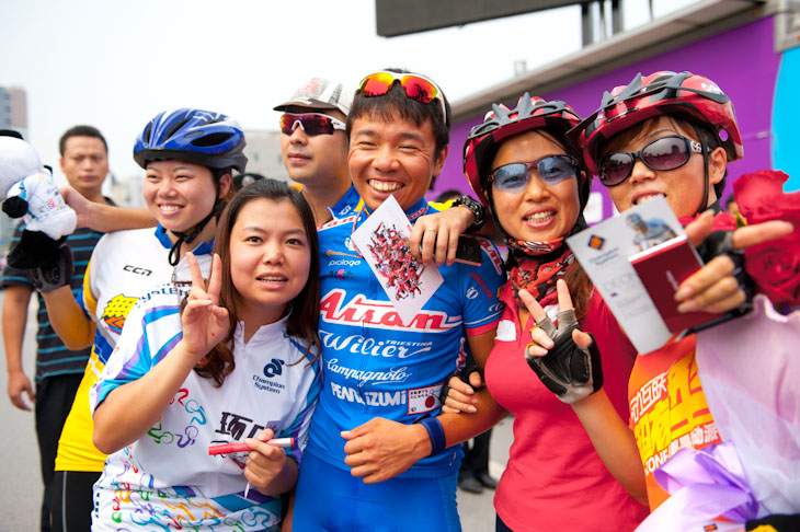 地元の自転車ファンに囲まれた西谷泰治（愛三工業レーシングチーム）