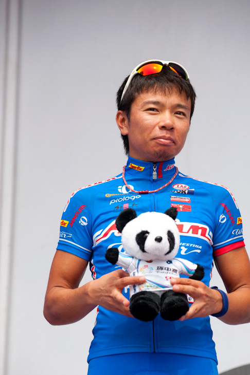 ステージ2位の表彰を受ける西谷泰治(愛三工業レーシングチーム)