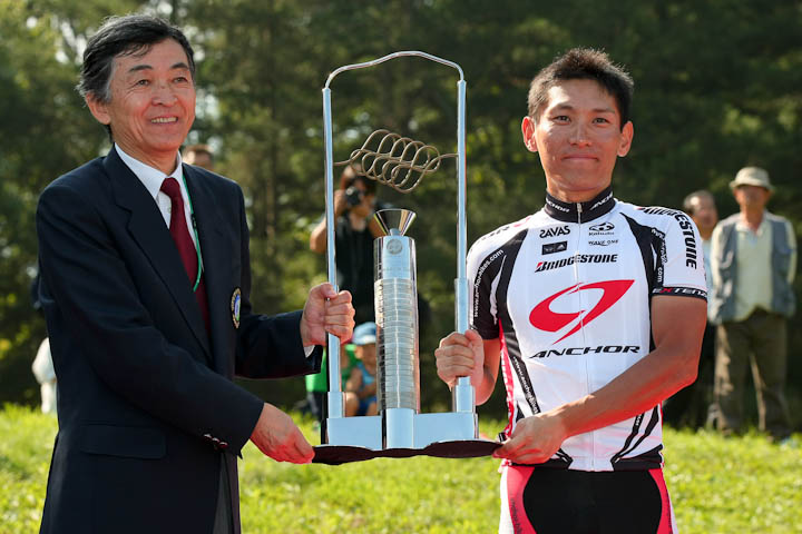 優勝盾の返還。清水都貴(チームブリヂストン・アンカー)から