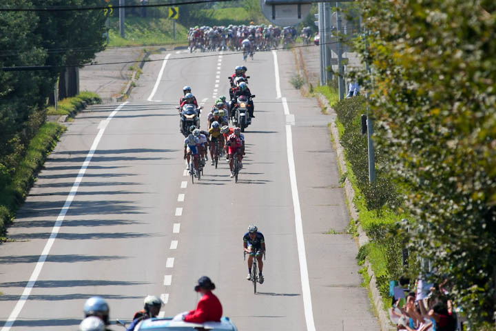 52km地点本別付近、逃げる澤田賢匠(CIELVO NARA PRO CYCLINGTEAM)を追う集団