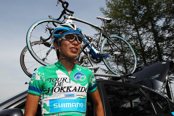 初めてリーダージャージを着て守る側となる西薗良太(シマノレーシング)