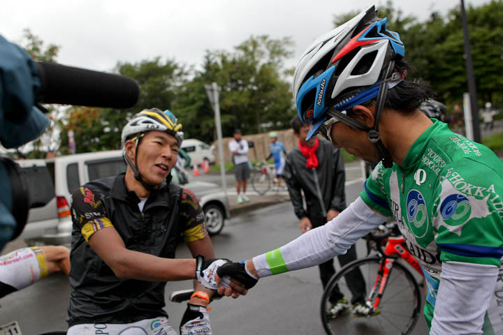 西薗良太（シマノレーシング）がステージ優勝の佐野淳哉（ダンジェロ＆アンティヌッチィ・株式会社NIPPO）を祝福