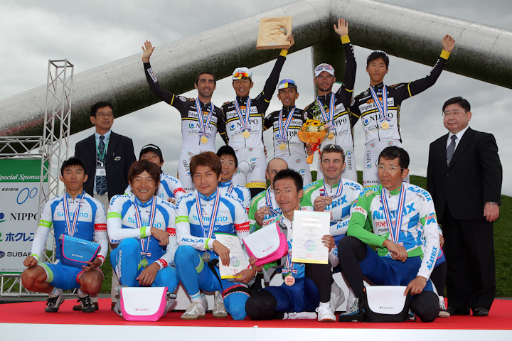 団体総合表彰 1位ダンジェロ&アンティヌッチィ・株式会社NIPPO、2位シマノレーシング、3位マトリックスパワータグ
