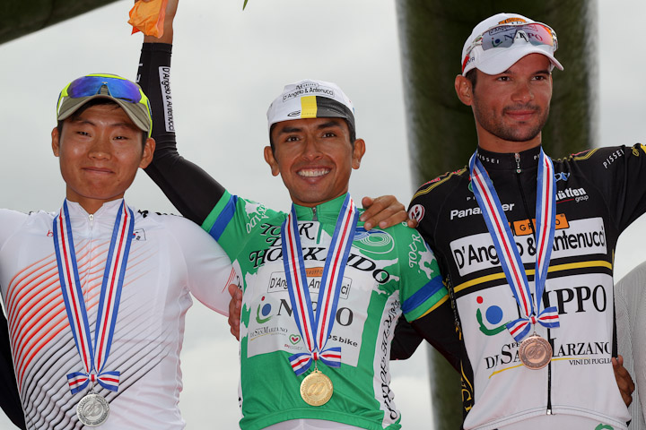 個人総合時間賞表彰 優勝チャヴェス・ルビアーノ(ダンジェロ&アンティヌッチィ・株式会社NIPPO)、2位ジャン・キュング(大韓民国自転車競技連盟)、3位シモーネ・カンパニャーロ(ダンジェロ&アンティヌッチィ・株式会社NIPPO)