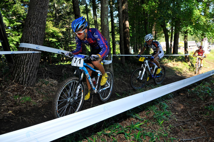 　レースは沢田時（HARO/ENDLESS/ProRide）・斉藤亮（TEAM CORRATEC）・小野寺健（TEAM SPECIALIZED）のパックで争う