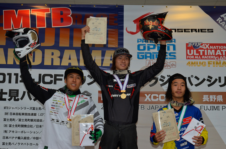 DHIエリート男子表彰井手川直樹(Devinci/SUNSPI.com)・清水一輝(AKI FACTORY TEAM)・九島勇気(KHS/重力技研)