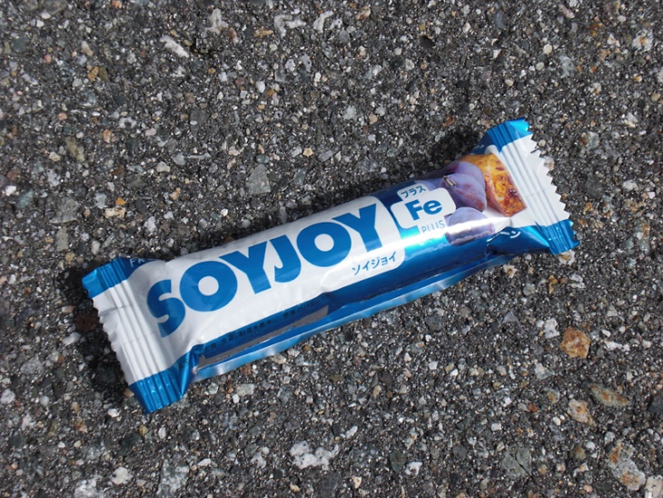 頂上で食べようと預けたSOYJOY 気圧の低下でパンパンに膨らんでいる