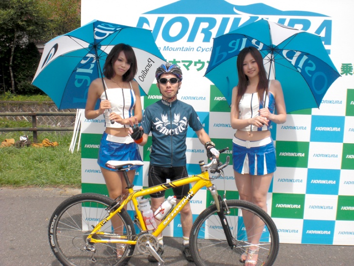 キャンギャルとお約束ショット。下山後というのもあって気分いい!