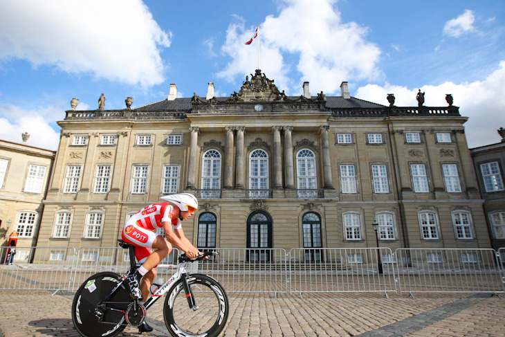 コペンハーゲンのアマリエンボー宮殿を駆け抜ける