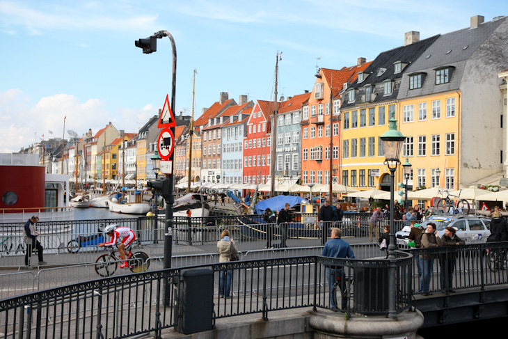 コペンハーゲンならではの運河沿いの街並