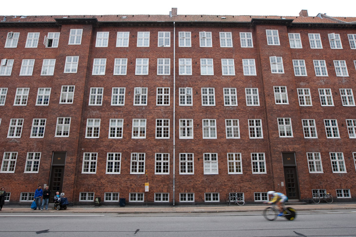 整然とした建物が並ぶコペンハーゲンの街中