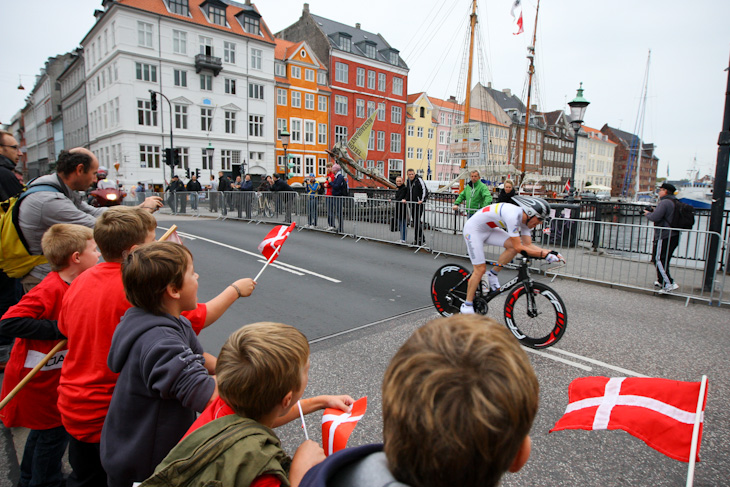 沿道には子どもたちの声援とデンマーク国旗