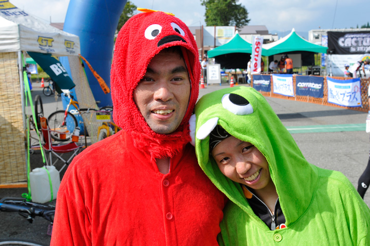 ガチャピンとムックに扮した澤龍太郎・めぐみさん夫妻