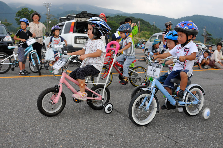 補助輪つき自転車で頑張る