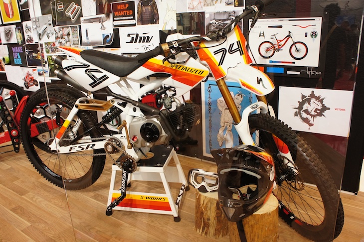 完璧にエンジンが付いたモーターサイクルだけど、どこかMTBのシルエットも残すこのバイク。ちょっと乗ってみたい