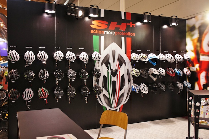 イタリアのSH+は壁一面にラインナップをドーンと展示。インパクト大！