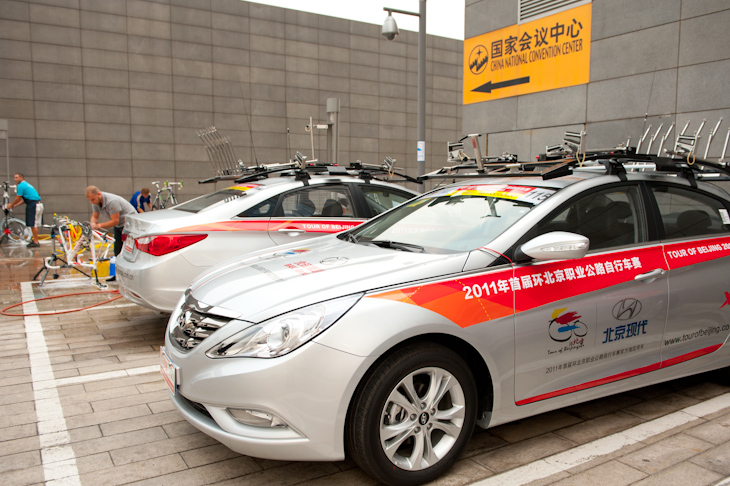 チームカーとして使用されるのはヒュンダイ。国際免許が使えない中国だが、特別なナンバーが振られ、レース中のハンドルは監督が握る