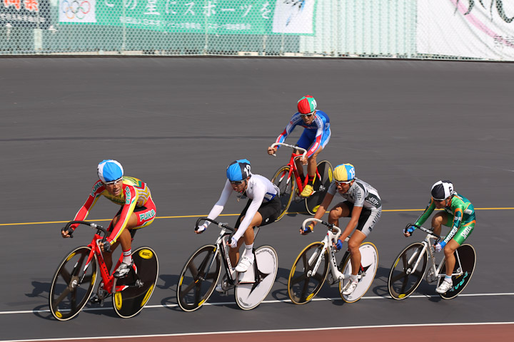 成年ポイントレース決勝　終盤、先頭は優勝の井上和郎（福井、チームブリヂストン・アンカー）