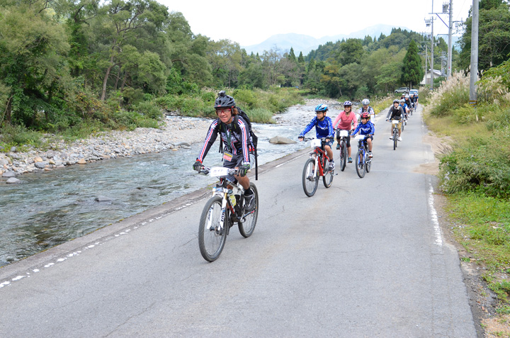 川沿いの道をサイクリング