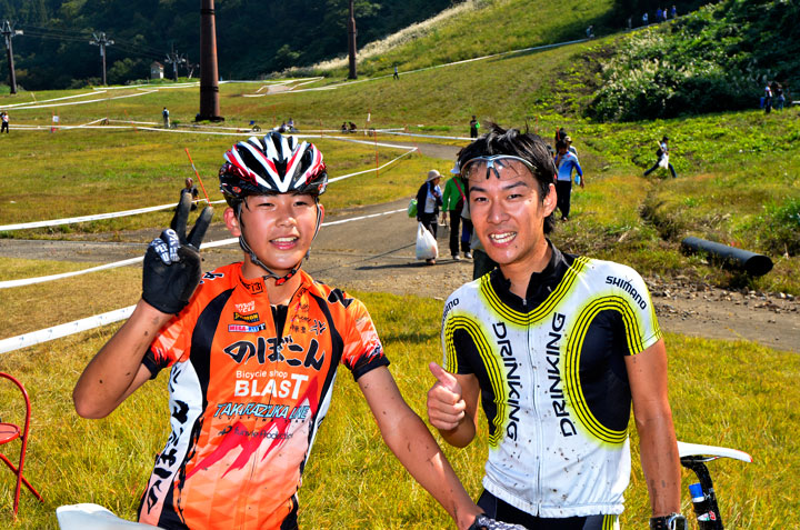 島田真琴(シマノドリンキング)と西村隆幸(のぼこん・宝塚線)が讃え合う