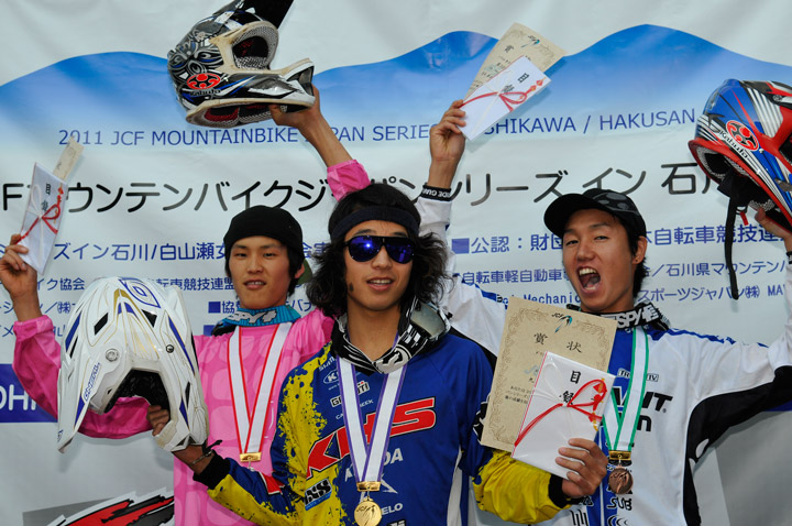 エリート男子表彰 九島勇気(KHS/重力技研)・井本はじめ(Team Transition Racing/小川輪業/NINJYA TV)・青木卓也(TEAM GIANT)
