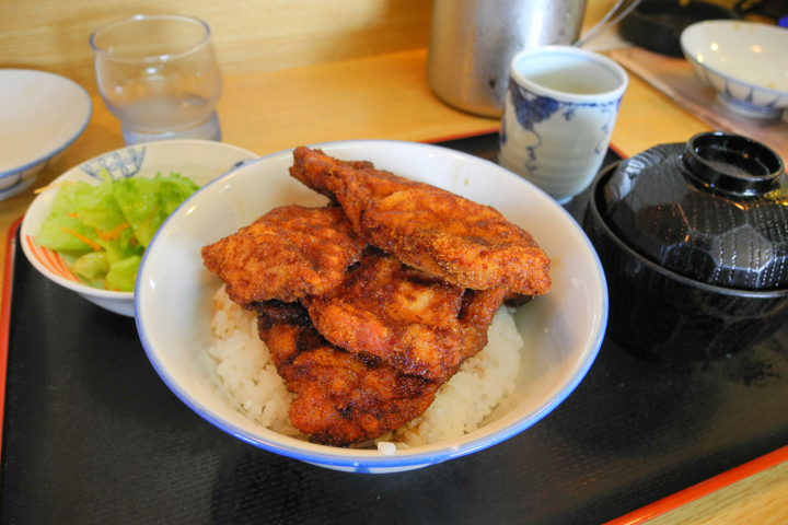 ソースカツ丼は見た目と違ってさくさく食べれます