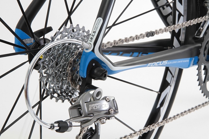 イザルコと同様のE.C.R(Elbowed Comfort Seatstays)を採用する