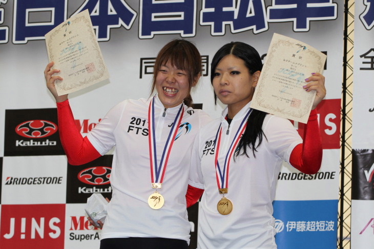 女子チームスプリント優勝の強化A 石井寛子（スーパーKアスリートラボ）と前田佳代乃（鹿屋体育大学）