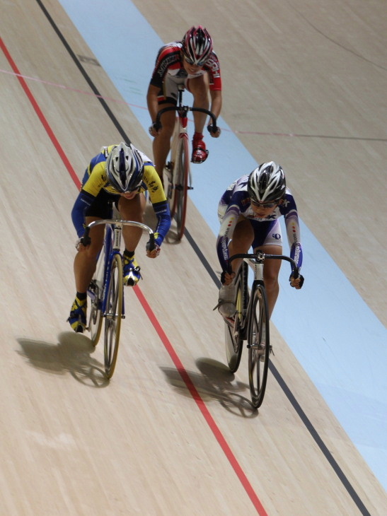 女子ポイントレースのゴールは木村亜美（鹿屋体育大）が井上玲美（スーパーＫアスリートラボ）をかわす