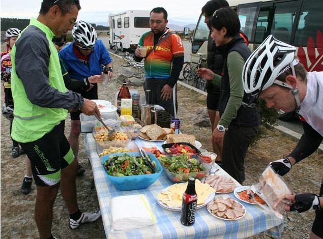 エイドステーションでは地元の食材を使ったおもてなし料理が楽しめる