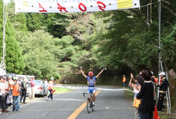 山頂にトップでゴールする田 典幸選手(セカンドウィンド鹿児島)