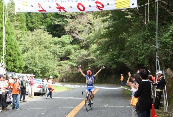 山頂にトップでゴールする田　典幸選手（セカンドウィンド鹿児島）