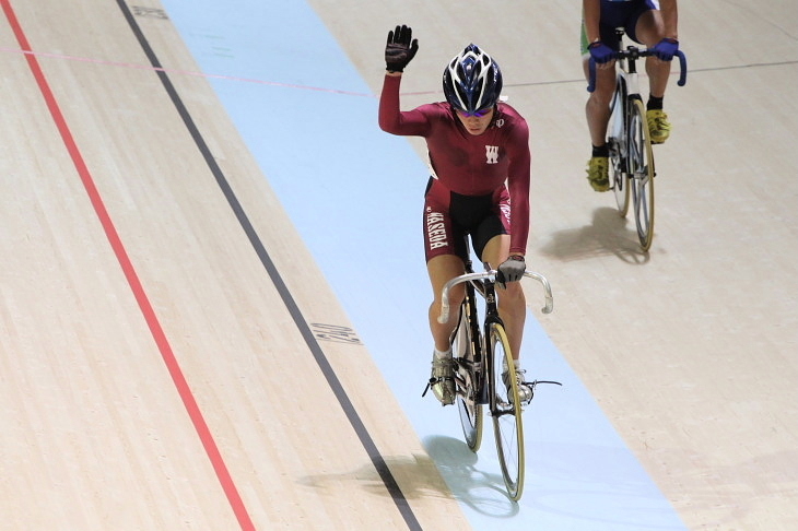 観客の声援に応えるポイントレース優勝の入部正太朗（早稲田大学）