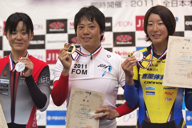 女子オムニアムの表彰式　加瀬加奈子（日本競輪学校）が優勝　田畑真紀（JPCA・ダイチ）は2位