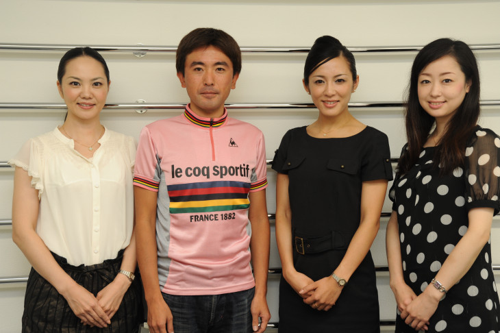 JALキャビンアテンドさん3人とルコックスポルティフ担当者の井上大平さん(デサント)