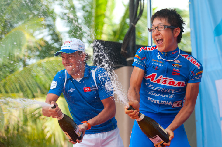 ステージ優勝した中島康晴(愛三工業レーシングチーム)がシャンパンファイト