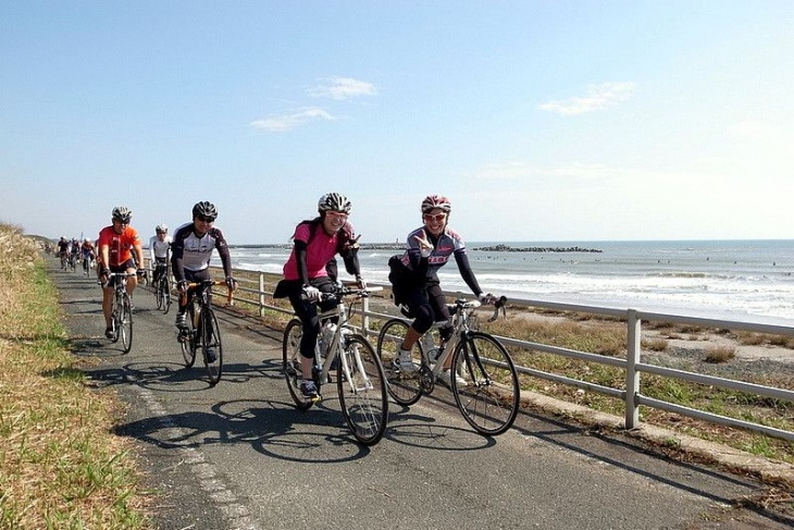 「90kmなんて未体験」という女子ライダーを含むグループ。仲間全員で彼女をアシスト